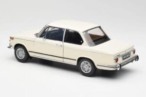 BMW 2002 Bianco Kyosho 1:18 08541W Pressofusione — immagine 7 di 8