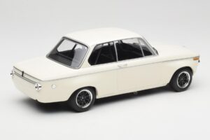 BMW 2002 Bianco Plain Body Version Minichamps 1:18 155702600 Pressofusione — immagine 2 di 6