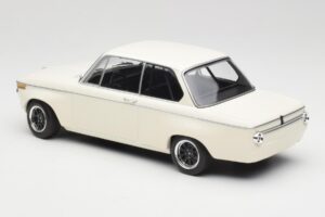 BMW 2002 Bianco Plain Body Version Minichamps 1:18 155702600 Pressofusione — immagine 5 di 6