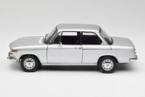 BMW 2002tii Argento AUTOart 1:18 80430151479 Pressofusione — immagine 4 di 8
