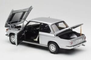 BMW 2002tii Argento AUTOart 1:18 80430151479 Pressofusione — immagine 5 di 8