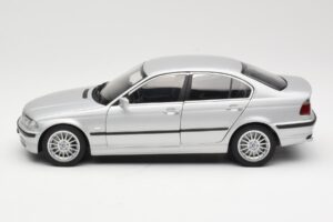BMW 330i E46 Argento UT 1:18 80430302328 Pressofusione — immagine 4 di 8