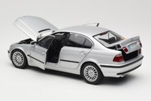 BMW 330i E46 Argento UT 1:18 80430302328 Pressofusione — immagine 5 di 8