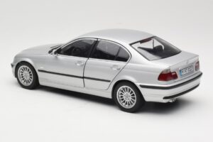BMW 330i E46 Argento UT 1:18 80430302328 Pressofusione — immagine 7 di 8