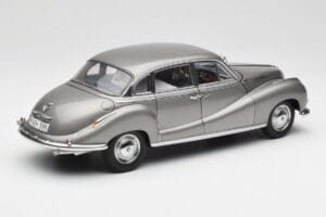 BMW 502 2.6 Luxus Silver Beige Metallic AUTOart 1:18 70591 Pressofusione — immagine 3 di 8