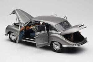 BMW 502 2.6 Luxus Silver Beige Metallic AUTOart 1:18 70591 Pressofusione — immagine 5 di 8