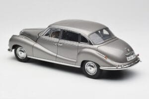 BMW 502 2.6 Luxus Silver Beige Metallic AUTOart 1:18 70591 Pressofusione — immagine 7 di 8