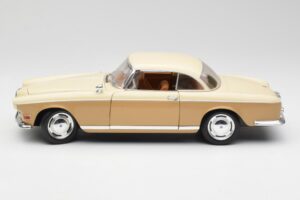 BMW 503 Beige Revell 1:18 8832 Pressofusione — immagine 4 di 8