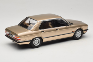 BMW 520i E28 Gold Metallic IXO 1:18 18CMC184 Pressofusione — immagine 2 di 6