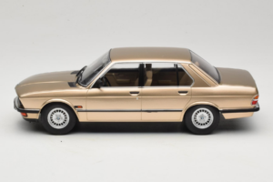 BMW 520i E28 Gold Metallic IXO 1:18 18CMC184 Pressofusione — immagine 3 di 6