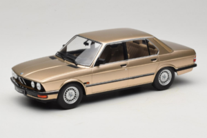 BMW 520i E28 Gold Metallic IXO 1:18 18CMC184 Pressofusione