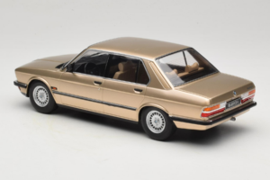 BMW 520i E28 Gold Metallic IXO 1:18 18CMC184 Pressofusione — immagine 5 di 6
