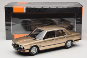 BMW 520i E28 Gold Metallic IXO 1:18 18CMC184 Pressofusione — immagine 6 di 6