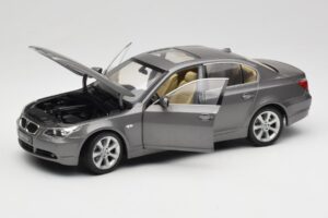 BMW 530i E60 Grey Metallic Revell 1:18 08841 Pressofusione — immagine 2 di 8