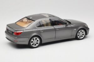 BMW 530i E60 Grey Metallic Revell 1:18 08841 Pressofusione — immagine 3 di 8