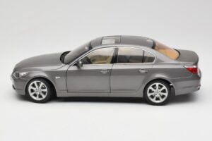 BMW 530i E60 Grey Metallic Revell 1:18 08841 Pressofusione — immagine 4 di 8