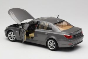 BMW 530i E60 Grey Metallic Revell 1:18 08841 Pressofusione — immagine 5 di 8