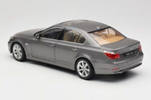 BMW 530i E60 Grey Metallic Revell 1:18 08841 Pressofusione — immagine 7 di 8