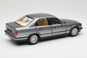 BMW 535i E34 Grigio Metallic Minichamps 1:18 100024008 Pressofusione — immagine 3 di 8