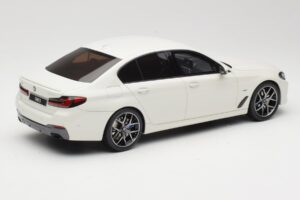 BMW 545e xDrive M-Sport G30 Bianco GT Spirit 1:18 GT496 Resina — immagine 2 di 6