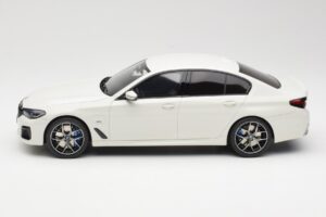 BMW 545e xDrive M-Sport G30 Bianco GT Spirit 1:18 GT496 Resina — immagine 3 di 6