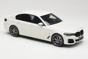 BMW 545e xDrive M-Sport G30 Bianco GT Spirit 1:18 GT496 Resina — immagine 4 di 6