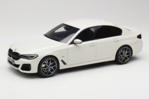 BMW 545e xDrive M-Sport G30 Bianco GT Spirit 1:18 GT496 Resina