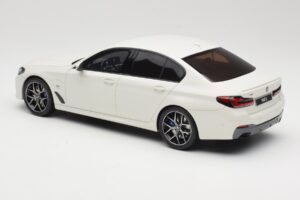 BMW 545e xDrive M-Sport G30 Bianco GT Spirit 1:18 GT496 Resina — immagine 5 di 6