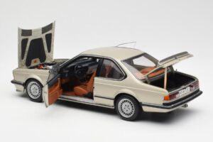BMW 635 CSi E24 Bronzit Beige Metallic AUTOart 1:18 70523 Pressofusione — immagine 5 di 8