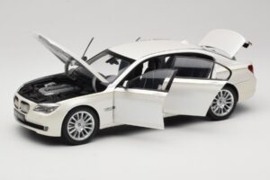 BMW 7 Series F02 760Li Brilliant White Kyosho 1:18 08783BRW Pressofusione — immagine 2 di 8