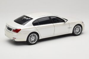 BMW 7 Series F02 760Li Brilliant White Kyosho 1:18 08783BRW Pressofusione — immagine 3 di 8