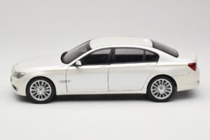 BMW 7 Series F02 760Li Brilliant White Kyosho 1:18 08783BRW Pressofusione — immagine 4 di 8