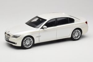 BMW 7 Series F02 760Li Brilliant White Kyosho 1:18 08783BRW Pressofusione