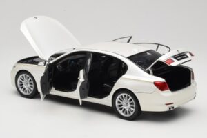 BMW 7 Series F02 760Li Brilliant White Kyosho 1:18 08783BRW Pressofusione — immagine 5 di 8