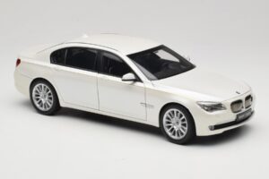 BMW 7 Series F02 760Li Brilliant White Kyosho 1:18 08783BRW Pressofusione — immagine 6 di 8