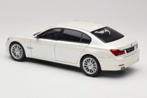 BMW 7 Series F02 760Li Brilliant White Kyosho 1:18 08783BRW Pressofusione — immagine 7 di 8