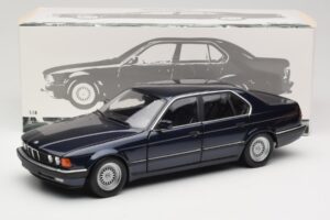 BMW 730i E32 Blu Metallic Minichamps 1:18 100023006 Pressofusione — immagine 8 di 8