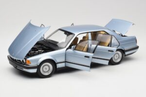BMW 730i E32 Blu Chiaro Metallic Minichamps 1:18 100023008 Pressofusione — immagine 2 di 8