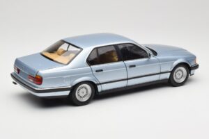 BMW 730i E32 Blu Chiaro Metallic Minichamps 1:18 100023008 Pressofusione — immagine 3 di 8