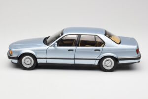 BMW 730i E32 Blu Chiaro Metallic Minichamps 1:18 100023008 Pressofusione — immagine 4 di 8