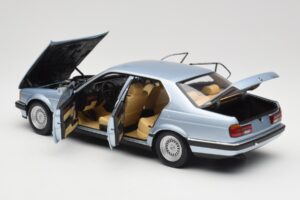 BMW 730i E32 Blu Chiaro Metallic Minichamps 1:18 100023008 Pressofusione — immagine 5 di 8