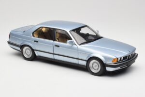 BMW 730i E32 Blu Chiaro Metallic Minichamps 1:18 100023008 Pressofusione — immagine 6 di 8