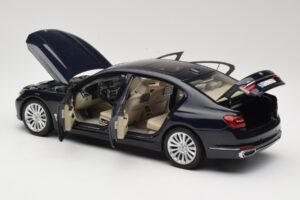 BMW 750Li F02 Imperial Blue Paragon 1:18 80432405586 Pressofusione — immagine 5 di 8