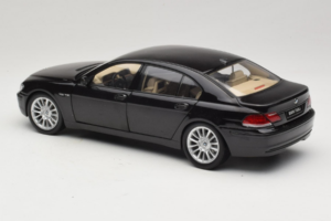 BMW 760Li E66 Individual Nero Kyosho 1:18 08573RB Pressofusione — immagine 7 di 8