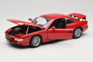 BMW 850Ci E31 Brilliant Red Revell 1:18 8827 Pressofusione — immagine 2 di 8