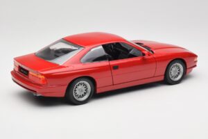 BMW 850Ci E31 Brilliant Red Revell 1:18 8827 Pressofusione — immagine 3 di 8