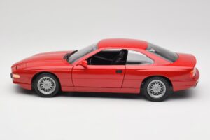 BMW 850Ci E31 Brilliant Red Revell 1:18 8827 Pressofusione — immagine 4 di 8