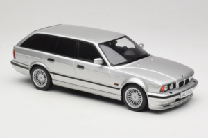 BMW Alpina B10 E34 4.6 Touring Argento MCG 1:18 MCG18332MCW Pressofusione — immagine 4 di 6