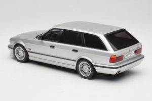 BMW Alpina B10 E34 4.6 Touring Argento MCG 1:18 MCG18332MCW Pressofusione — immagine 5 di 6