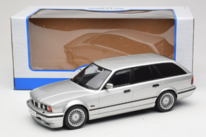 BMW Alpina B10 E34 4.6 Touring Argento MCG 1:18 MCG18332MCW Pressofusione — immagine 6 di 6